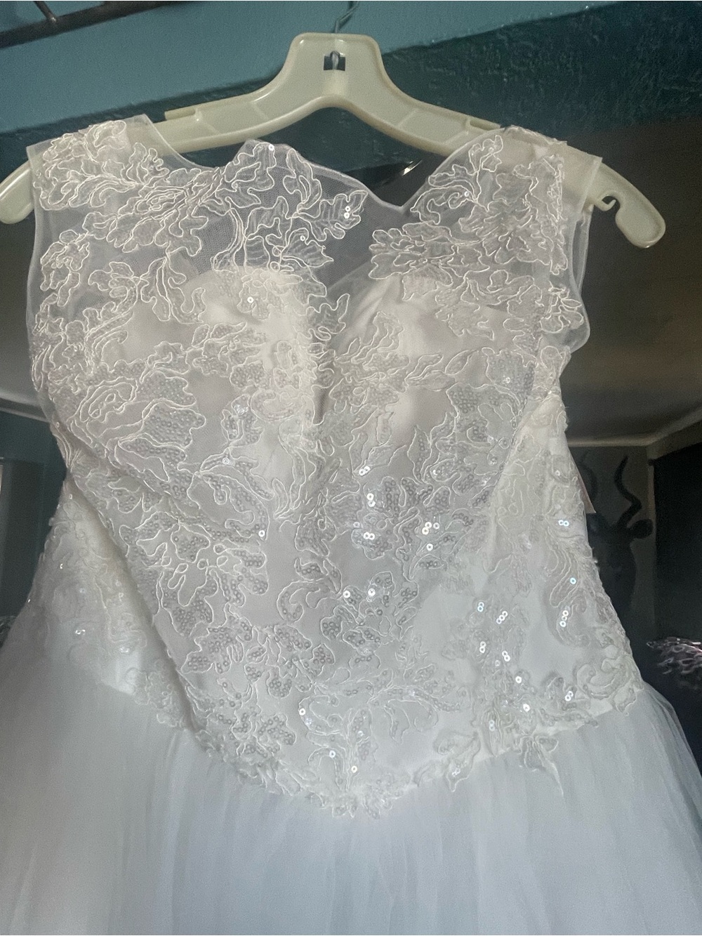 White Lace Appliqué Tulle Wedding Dress